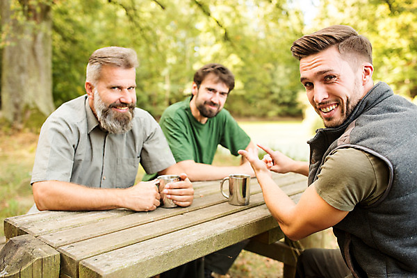 포토 JPG 주간 서양인 나무 응시 남자 40대 중년 대화 미소 사람 앉기 손짓 상반신 20대 성인 야외 옆모습 뒷모습 컵 세명 30대 숲 체코 벌목 벌목작업 임업 성인남자만 국내포토 자연요소 외국인 식물 식기 시선 유럽 산업 뷰포인트 모션 표정 말하기 청년 장년 남자만 성인만 파일형식