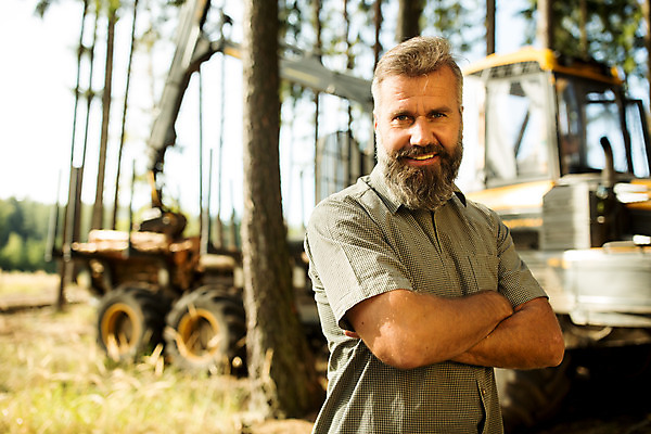 포토 JPG 주간 서양인 나무 남자 40대 중년 한명 서기 사람 상반신 성인 야외 앞모습 팔짱 숲 체코 벌목 벌목작업 임업 중년남자한명만 국내포토 자연요소 외국인 식물 1 유럽 산업 뷰포인트 모션 남자한명만 중년남자만 파일형식
