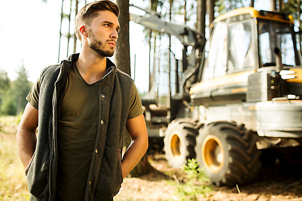 포토 JPG 주간 서양인 나무 응시 남자 한명 서기 사람 상반신 20대 성인 야외 앞모습 올려보기 숲 주머니손 체코 벌목 벌목작업 임업 성인남자한명만 국내포토 자연요소 외국인 식물 1 시선 유럽 산업 뷰포인트 모션 청년 남자한명만 성인남자만 파일형식