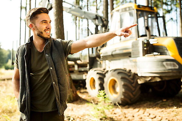 포토 JPG 주간 서양인 나무 응시 남자 한명 서기 미소 사람 상반신 20대 성인 야외 앞모습 검지손가락 올려보기 가리킴 숲 주머니손 체코 벌목 벌목작업 임업 성인남자한명만 국내포토 자연요소 외국인 식물 1 시선 유럽 산업 뷰포인트 손가락 모션 표정 손짓 청년 남자한명만 성인남자만 파일형식