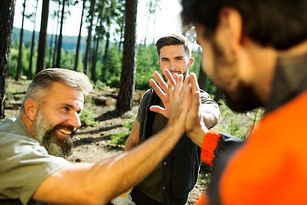 포토 JPG 주간 서양인 나무 응시 남자 40대 중년 대화 서기 미소 사람 앉기 손짓 상반신 20대 성인 야외 옆모습 세명 30대 숲 체코 손모으기 벌목 벌목작업 임업 성인남자만 국내포토 자연요소 외국인 식물 시선 유럽 산업 뷰포인트 모션 표정 말하기 청년 장년 남자만 성인만 파일형식