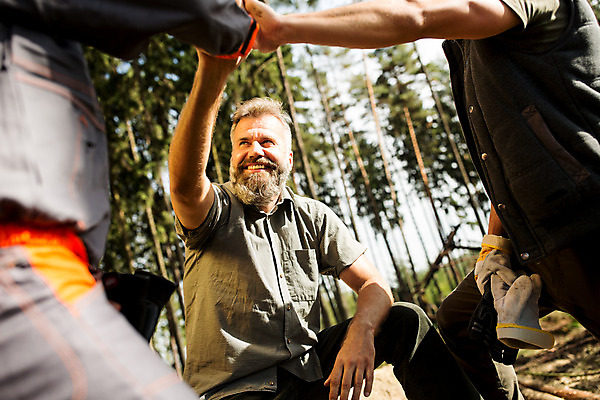 포토 JPG 주간 서양인 나무 응시 남자 로우앵글 40대 중년 대화 서기 미소 사람 앉기 손짓 상반신 20대 성인 야외 옆모습 세명 30대 숲 체코 손모으기 벌목 벌목작업 임업 성인남자만 국내포토 자연요소 외국인 식물 시선 유럽 산업 뷰포인트 모션 표정 말하기 청년 장년 남자만 성인만 파일형식