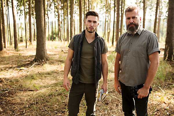 포토 JPG 주간 서양인 나무 응시 남자 40대 중년 장갑 서기 들기 사람 상반신 20대 성인 야외 두명 앞모습 숲 체코 벌목 벌목작업 임업 성인남자만 국내포토 자연요소 외국인 식물 시선 잡화 유럽 산업 뷰포인트 모션 청년 남자만 성인만 파일형식