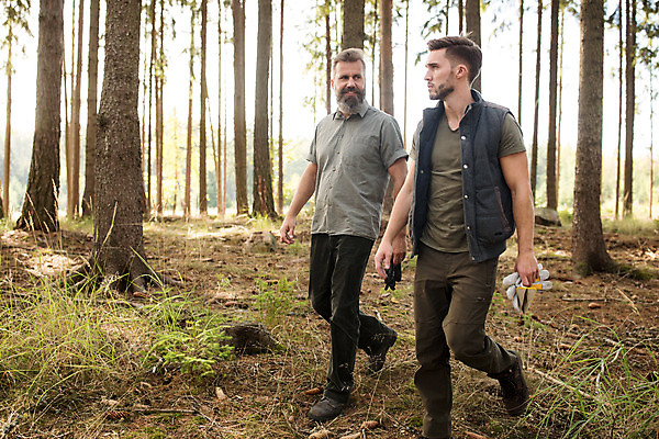 포토 JPG 주간 전신 서양인 나무 응시 남자 40대 중년 장갑 들기 사람 20대 성인 야외 두명 앞모습 걷기 숲 체코 벌목 벌목작업 임업 성인남자만 국내포토 자연요소 외국인 식물 시선 잡화 유럽 산업 뷰포인트 모션 청년 남자만 성인만 파일형식