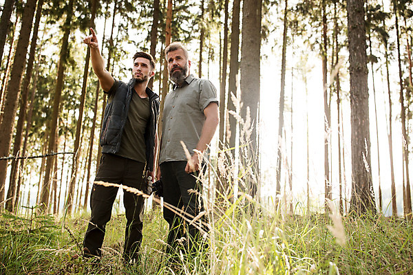 포토 JPG 주간 전신 서양인 나무 응시 남자 40대 중년 장갑 들기 사람 20대 성인 야외 두명 앞모습 걷기 검지손가락 가리킴 숲 체코 벌목 벌목작업 임업 성인남자만 국내포토 자연요소 외국인 식물 시선 잡화 유럽 산업 뷰포인트 손가락 모션 손짓 청년 남자만 성인만 파일형식