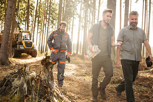 포토 JPG 주간 전신 서양인 나무 응시 남자 40대 중년 장갑 대화 들기 사람 20대 성인 야외 앞모습 세명 30대 걷기 숲 포크레인 체코 벌목 벌목작업 임업 성인남자만 국내포토 자연요소 외국인 식물 시선 잡화 유럽 산업 뷰포인트 모션 말하기 청년 장년 중장비 남자만 성인만 파일형식