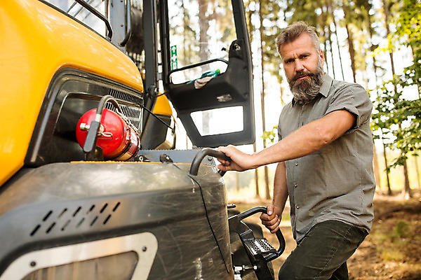 포토 JPG 주간 서양인 나무 응시 남자 40대 중년 한명 서기 사람 상반신 성인 야외 옆모습 잡기 승차 숲 포크레인 체코 벌목 벌목작업 임업 중년남자한명만 국내포토 자연요소 외국인 식물 1 시선 유럽 산업 뷰포인트 모션 중장비 남자한명만 중년남자만 파일형식