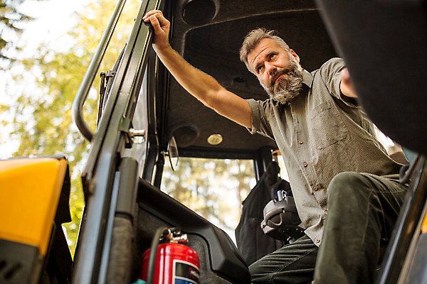 포토 JPG 주간 서양인 나무 응시 남자 로우앵글 40대 중년 한명 사람 앉기 성인 야외 옆모습 문 잡기 닫기 숲 포크레인 체코 벌목 벌목작업 임업 중년남자한명만 국내포토 자연요소 외국인 식물 1 시선 유럽 산업 뷰포인트 모션 중장비 남자한명만 중년남자만 파일형식
