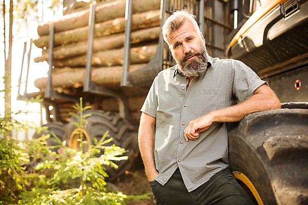 포토 JPG 주간 서양인 나무 응시 남자 40대 중년 한명 서기 사람 상반신 성인 야외 앞모습 기댐 숲 포크레인 주머니손 체코 벌목 벌목작업 임업 중년남자한명만 국내포토 자연요소 외국인 식물 1 시선 유럽 산업 뷰포인트 모션 중장비 남자한명만 중년남자만 파일형식