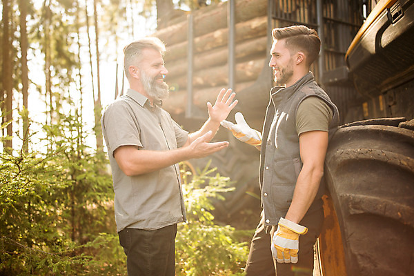 포토 JPG 주간 서양인 나무 응시 남자 40대 중년 장갑 대화 서기 미소 사람 손짓 상반신 20대 성인 야외 두명 옆모습 숲 체코 벌목 벌목작업 임업 성인남자만 국내포토 자연요소 외국인 식물 시선 잡화 유럽 산업 뷰포인트 모션 표정 말하기 청년 남자만 성인만 파일형식