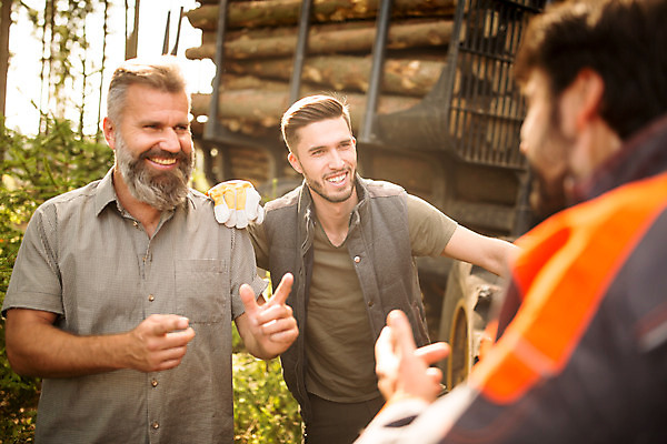 포토 JPG 주간 서양인 나무 응시 남자 40대 중년 장갑 대화 서기 미소 사람 손짓 상반신 20대 성인 야외 앞모습 뒷모습 세명 30대 숲 체코 벌목 벌목작업 임업 성인남자만 국내포토 자연요소 외국인 식물 시선 잡화 유럽 산업 뷰포인트 모션 표정 말하기 청년 장년 남자만 성인만 파일형식