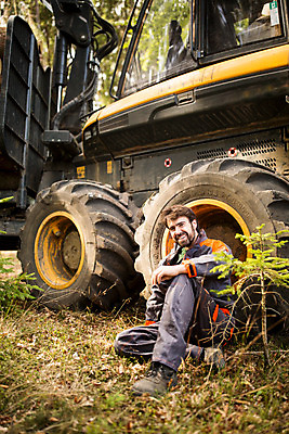 포토 JPG 주간 전신 서양인 외국인 나무 응시 남자 한명 미소 사람 앉기 성인 야외 옆모습 30대 기댐 숲 포크레인 체코 벌목 벌목작업 임업 성인남자한명만 국내포토 자연요소 식물 1 시선 유럽 산업 뷰포인트 모션 표정 인종 장년 중장비 남자한명만 성인남자만 파일형식