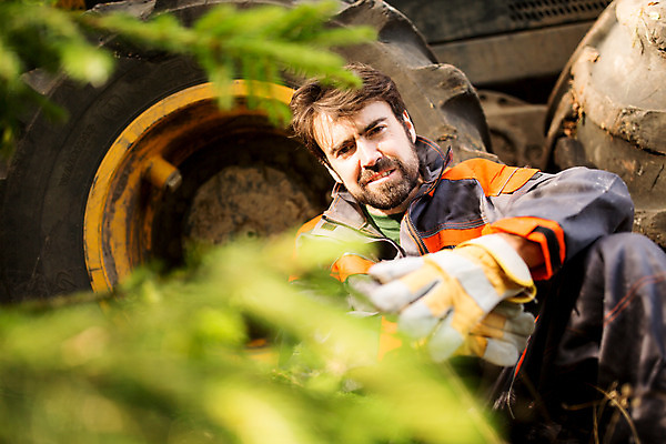 포토 JPG 주간 서양인 외국인 나무 응시 남자 장갑 한명 사람 앉기 상반신 성인 야외 앞모습 30대 기댐 숲 체코 벌목 벌목작업 임업 성인남자한명만 국내포토 자연요소 식물 1 시선 잡화 유럽 산업 뷰포인트 모션 인종 장년 남자한명만 성인남자만 파일형식
