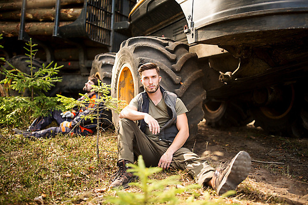 포토 JPG 주간 전신 서양인 나무 응시 남자 휴식 사람 앉기 20대 성인 야외 두명 앞모습 옆모습 30대 기댐 숲 포크레인 체코 벌목 벌목작업 임업 성인남자만 국내포토 자연요소 외국인 식물 시선 유럽 산업 뷰포인트 컨셉 모션 청년 장년 중장비 남자만 성인만 파일형식