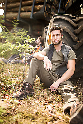 포토 JPG 주간 전신 서양인 나무 응시 남자 휴식 사람 앉기 20대 성인 야외 두명 앞모습 옆모습 30대 기댐 숲 포크레인 체코 벌목 벌목작업 임업 성인남자만 국내포토 자연요소 외국인 식물 시선 유럽 산업 뷰포인트 컨셉 모션 청년 장년 중장비 남자만 성인만 파일형식