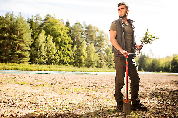 포토 JPG 주간 전신 서양인 나무 응시 남자 한명 서기 들기 사람 20대 성인 야외 옆모습 올려보기 숲 삽 뿌리 체코 벌목 벌목작업 임업 성인남자한명만 국내포토 자연요소 외국인 식물 1 시선 유럽 산업 뷰포인트 모션 청년 남자한명만 성인남자만 파일형식