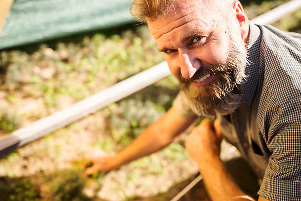 포토 JPG 주간 서양인 나무 손 남자 40대 중년 한명 미소 사람 앉기 상반신 성인 야외 옆모습 잡초 숲 체코 벌목 벌목작업 뽑기 임업 중년남자한명만 국내포토 자연요소 외국인 식물 1 유럽 산업 뷰포인트 모션 표정 신체부위 남자한명만 중년남자만 파일형식