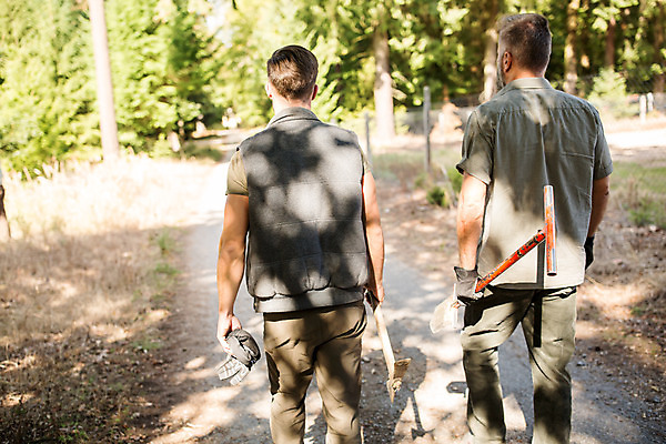 포토 JPG 주간 서양인 나무 남자 40대 중년 장갑 서기 들기 사람 상반신 20대 성인 야외 두명 뒷모습 걷기 숲 삽 체코 벌목 벌목작업 임업 성인남자만 국내포토 자연요소 외국인 식물 잡화 유럽 산업 뷰포인트 모션 청년 남자만 성인만 파일형식