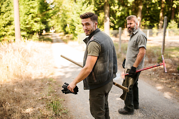 포토 JPG 주간 전신 서양인 나무 응시 남자 40대 중년 장갑 서기 들기 사람 20대 성인 야외 두명 옆모습 뒷모습 걷기 숲 삽 체코 벌목 벌목작업 임업 성인남자만 국내포토 자연요소 외국인 식물 시선 잡화 유럽 산업 뷰포인트 모션 청년 남자만 성인만 파일형식