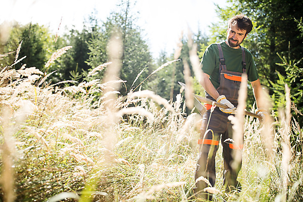 포토 JPG 주간 전신 서양인 외국인 나무 응시 남자 한명 서기 들기 사람 성인 야외 옆모습 30대 숲 삽 체코 땅파기 벌목 벌목작업 임업 성인남자한명만 국내포토 자연요소 식물 1 시선 유럽 산업 뷰포인트 모션 인종 장년 남자한명만 성인남자만 파일형식