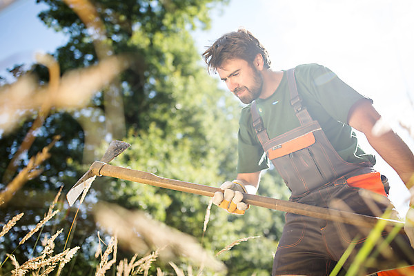 포토 JPG 주간 서양인 외국인 나무 응시 남자 한명 서기 들기 사람 상반신 성인 야외 옆모습 30대 숲 삽 체코 땅파기 벌목 벌목작업 임업 성인남자한명만 국내포토 자연요소 식물 1 시선 유럽 산업 뷰포인트 모션 인종 장년 남자한명만 성인남자만 파일형식