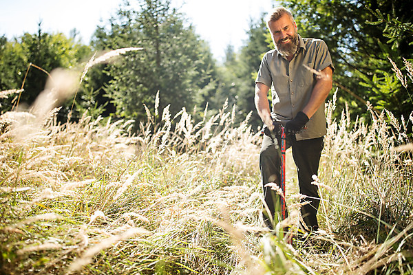 포토 JPG 주간 전신 서양인 나무 응시 남자 40대 중년 한명 서기 미소 사람 성인 야외 앞모습 숲 삽 체코 밟기 벌목 벌목작업 임업 중년남자한명만 국내포토 자연요소 외국인 식물 1 시선 유럽 산업 뷰포인트 모션 표정 남자한명만 중년남자만 파일형식