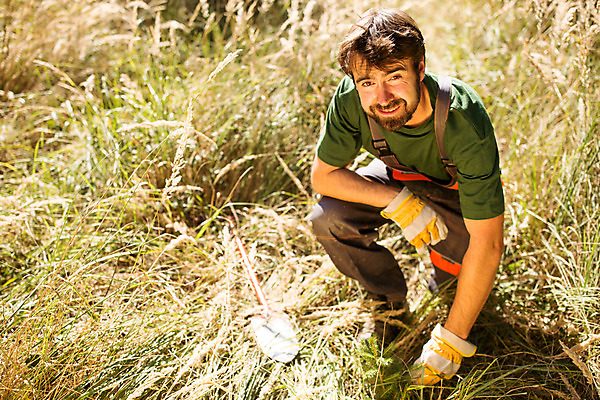 포토 JPG 주간 전신 서양인 외국인 나무 응시 남자 한명 미소 사람 앉기 성인 야외 앞모습 30대 하이앵글 올려보기 숲 삽 체코 나무심기 벌목 벌목작업 임업 성인남자한명만 국내포토 자연요소 식물 1 시선 유럽 산업 뷰포인트 모션 표정 인종 장년 심기 남자한명만 성인남자만 파일형식