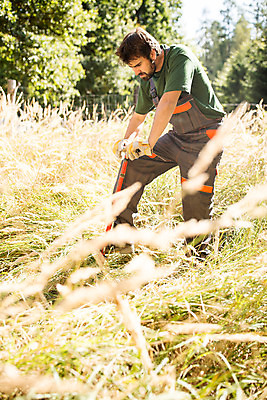 포토 JPG 주간 전신 서양인 외국인 나무 응시 남자 한명 서기 사람 성인 야외 옆모습 30대 숲 삽 체코 밟기 땅파기 벌목 벌목작업 임업 성인남자한명만 국내포토 자연요소 식물 1 시선 유럽 산업 뷰포인트 모션 인종 장년 남자한명만 성인남자만 파일형식