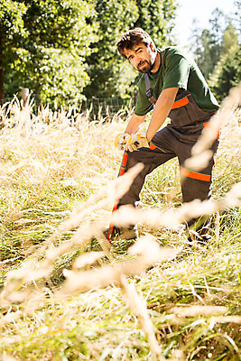 포토 JPG 주간 전신 서양인 외국인 나무 응시 남자 한명 서기 사람 성인 야외 옆모습 30대 숲 삽 체코 밟기 땅파기 벌목 벌목작업 임업 성인남자한명만 국내포토 자연요소 식물 1 시선 유럽 산업 뷰포인트 모션 인종 장년 남자한명만 성인남자만 파일형식
