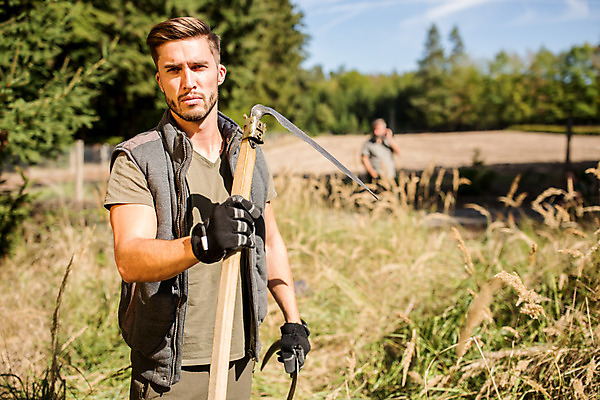 포토 JPG 주간 전신 서양인 나무 응시 남자 40대 중년 장갑 서기 들기 사람 상반신 20대 성인 야외 두명 앞모습 잡기 숲 체코 낫 벌목 벌목작업 임업 성인남자만 국내포토 자연요소 외국인 식물 시선 잡화 유럽 산업 뷰포인트 모션 청년 남자만 성인만 파일형식