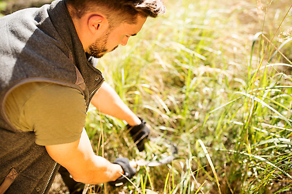 포토 JPG 주간 서양인 나무 손 응시 남자 한명 사람 앉기 상반신 20대 성인 야외 옆모습 풀 숲 체코 낫 벌목 벌목작업 임업 성인남자한명만 국내포토 자연요소 외국인 식물 1 시선 유럽 산업 뷰포인트 모션 청년 신체부위 남자한명만 성인남자만 파일형식