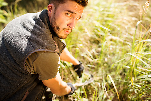 포토 JPG 주간 서양인 나무 손 응시 남자 한명 사람 앉기 상반신 20대 성인 야외 옆모습 풀 숲 체코 낫 벌목 벌목작업 임업 성인남자한명만 국내포토 자연요소 외국인 식물 1 시선 유럽 산업 뷰포인트 모션 청년 신체부위 남자한명만 성인남자만 파일형식
