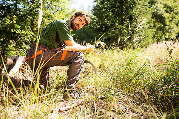 포토 JPG 주간 전신 서양인 외국인 나무 손 응시 남자 한명 사람 앉기 성인 야외 옆모습 신체부위 30대 풀 숲 무릎꿇기 체코 낫 벌목 벌목작업 임업 성인남자한명만 국내포토 자연요소 식물 1 시선 유럽 산업 뷰포인트 모션 인종 장년 남자한명만 성인남자만 파일형식
