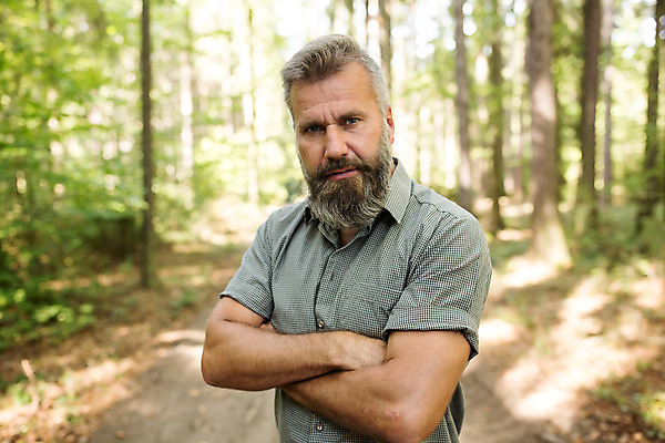 포토 JPG 주간 서양인 나무 응시 남자 40대 중년 한명 서기 사람 상반신 성인 야외 앞모습 팔짱 숲 체코 벌목 벌목작업 임업 중년남자한명만 국내포토 자연요소 외국인 식물 1 시선 유럽 산업 뷰포인트 모션 남자한명만 중년남자만 파일형식