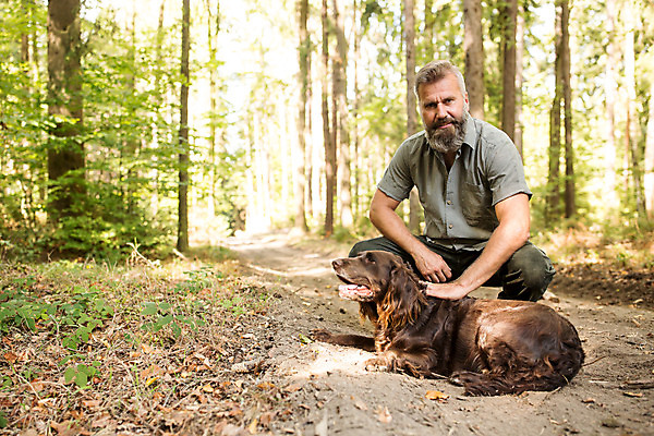 포토 JPG 주간 전신 서양인 나무 한마리 응시 남자 40대 중년 한명 사람 앉기 성인 야외 앞모습 강아지 숲 체코 반려 벌목 벌목작업 임업 중년남자한명만 국내포토 자연요소 외국인 식물 1 시선 유럽 산업 뷰포인트 모션 반려동물 개 남자한명만 중년남자만 파일형식