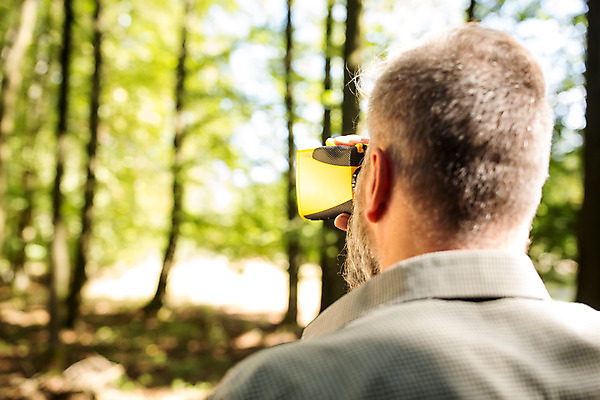 포토 JPG 주간 서양인 나무 응시 남자 40대 중년 한명 서기 사람 상반신 성인 야외 뒷모습 숲 체코 벌목 벌목작업 임업 측량기 중년남자한명만 국내포토 자연요소 외국인 식물 1 시선 유럽 산업 뷰포인트 모션 기계 남자한명만 중년남자만 파일형식