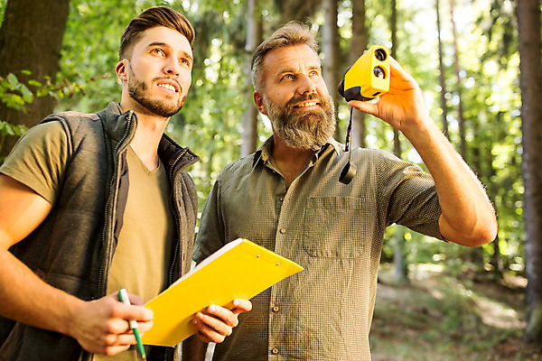 포토 JPG 주간 서양인 나무 남자 로우앵글 40대 중년 서기 들기 사람 상반신 20대 성인 야외 두명 옆모습 올려보기 잡기 숲 문서 파일 체코 벌목 벌목작업 임업 측량기 성인남자만 국내포토 자연요소 외국인 식물 유럽 산업 뷰포인트 모션 청년 기계 남자만 성인만 파일형식