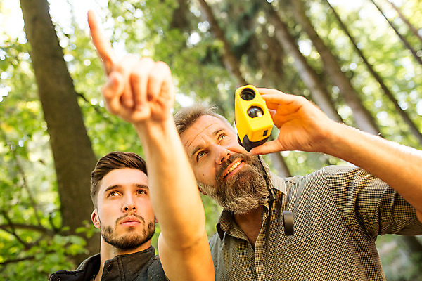 포토 JPG 주간 서양인 나무 남자 로우앵글 40대 중년 서기 들기 사람 상반신 20대 성인 야외 두명 옆모습 검지손가락 올려보기 가리킴 잡기 숲 문서 파일 체코 벌목 벌목작업 임업 측량기 성인남자만 국내포토 자연요소 외국인 식물 유럽 산업 뷰포인트 손가락 모션 손짓 청년 기계 남자만 성인만 파일형식