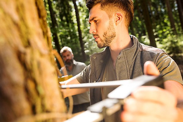 포토 JPG 주간 서양인 나무 남자 40대 중년 서기 들기 사람 상반신 20대 성인 야외 두명 옆모습 잡기 숲 측정 체코 벌목 벌목작업 임업 성인남자만 국내포토 자연요소 외국인 식물 유럽 산업 뷰포인트 모션 청년 남자만 성인만 파일형식