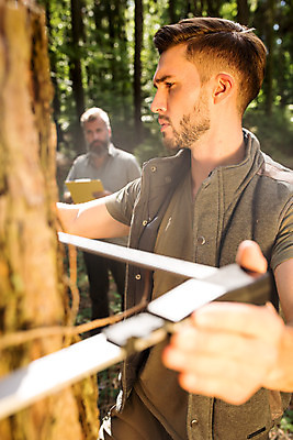 포토 JPG 주간 서양인 나무 남자 40대 중년 서기 들기 사람 상반신 20대 성인 야외 두명 옆모습 잡기 숲 측정 체코 벌목 벌목작업 임업 성인남자만 국내포토 자연요소 외국인 식물 유럽 산업 뷰포인트 모션 청년 남자만 성인만 파일형식