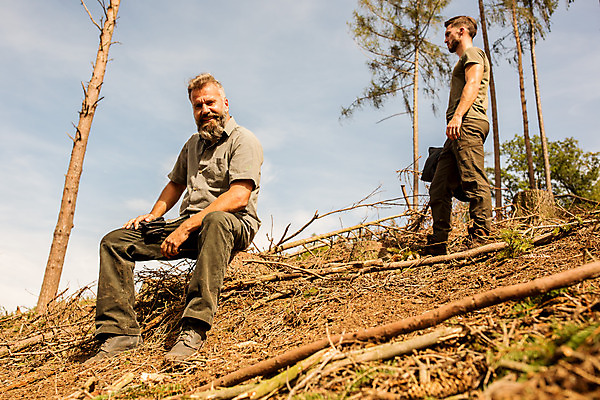 포토 JPG 주간 전신 서양인 나무 응시 남자 로우앵글 40대 중년 서기 사람 앉기 20대 성인 야외 두명 옆모습 숲 체코 벌목 벌목작업 임업 성인남자만 국내포토 자연요소 외국인 식물 시선 유럽 산업 뷰포인트 모션 청년 남자만 성인만 파일형식