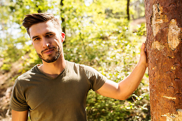 포토 JPG 주간 서양인 나무 응시 남자 한명 서기 미소 사람 상반신 20대 성인 야외 앞모습 잡기 숲 체코 벌목 벌목작업 임업 성인남자한명만 국내포토 자연요소 외국인 식물 1 시선 유럽 산업 뷰포인트 모션 표정 청년 남자한명만 성인남자만 파일형식