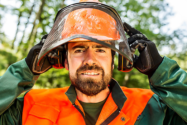 포토 JPG 주간 서양인 외국인 나무 응시 남자 한명 서기 사람 상반신 성인 야외 앞모습 30대 잡기 숲 안전모 체코 벌목 벌목작업 보호장치 임업 성인남자한명만 국내포토 자연요소 식물 1 시선 유럽 산업 뷰포인트 모션 인종 장년 장비 헬멧 안전장비 남자한명만 성인남자만 파일형식