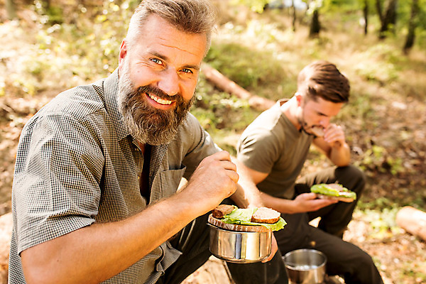포토 JPG 주간 서양인 나무 응시 남자 40대 중년 미소 사람 앉기 상반신 20대 성인 야외 두명 앞모습 옆모습 컵 냄비 숲 체코 벌목 벌목작업 임업 성인남자만 국내포토 자연요소 외국인 식물 식기 시선 유럽 산업 뷰포인트 모션 표정 청년 솥 남자만 성인만 파일형식