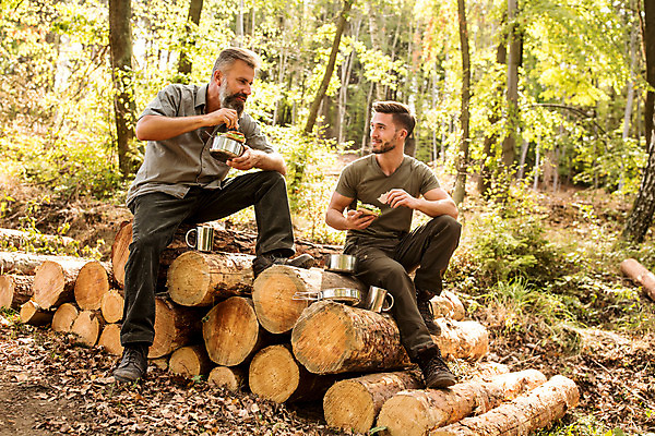 포토 JPG 주간 전신 서양인 나무 응시 남자 40대 중년 미소 사람 앉기 20대 성인 야외 두명 옆모습 컵 마주보기 냄비 숲 체코 벌목 벌목작업 임업 성인남자만 국내포토 자연요소 외국인 식물 식기 시선 유럽 산업 뷰포인트 모션 표정 청년 솥 남자만 성인만 파일형식