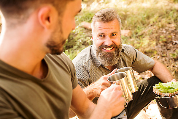 포토 JPG 주간 서양인 나무 응시 남자 40대 중년 안기 미소 사람 상반신 20대 성인 야외 두명 옆모습 컵 마주보기 냄비 숲 체코 벌목 벌목작업 임업 성인남자만 국내포토 자연요소 외국인 식물 식기 시선 유럽 산업 뷰포인트 모션 표정 청년 솥 남자만 성인만 파일형식