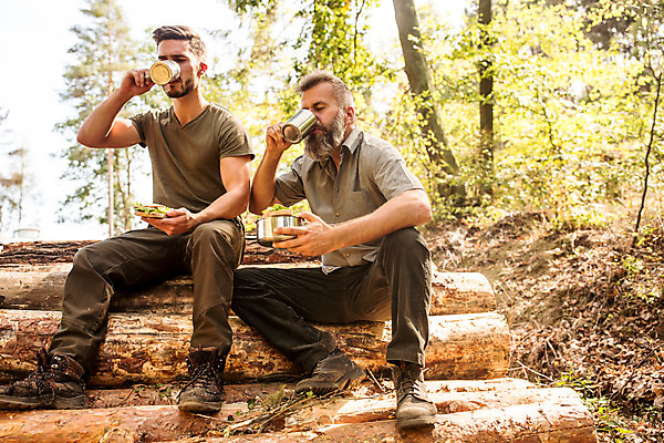 포토 JPG 주간 전신 서양인 나무 응시 남자 40대 중년 미소 사람 앉기 20대 성인 야외 두명 앞모습 컵 냄비 숲 체코 벌목 벌목작업 임업 성인남자만 국내포토 자연요소 외국인 식물 식기 시선 유럽 산업 뷰포인트 모션 표정 청년 솥 남자만 성인만 파일형식