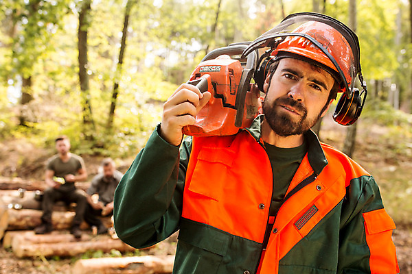 포토 JPG 주간 전신 서양인 나무 응시 남자 40대 중년 서기 들기 사람 앉기 상반신 20대 성인 야외 앞모습 세명 30대 잡기 숲 안전모 준비 체코 톱 벌목 벌목작업 보호장치 임업 전기톱 성인남자만 국내포토 자연요소 외국인 식물 시선 유럽 산업 뷰포인트 모션 청년 장년 장비 공구 헬멧 안전장비 남자만 성인만 파일형식