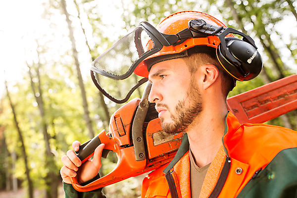 포토 JPG 주간 서양인 나무 응시 남자 한명 서기 들기 사람 상반신 20대 성인 야외 옆모습 잡기 숲 안전모 체코 톱 벌목 벌목작업 보호장치 임업 전기톱 성인남자한명만 국내포토 자연요소 외국인 식물 1 시선 유럽 산업 뷰포인트 모션 청년 장비 공구 헬멧 안전장비 남자한명만 성인남자만 파일형식