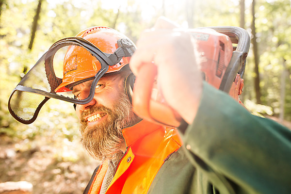 포토 JPG 주간 서양인 나무 응시 남자 40대 중년 한명 서기 미소 들기 사람 상반신 성인 야외 옆모습 잡기 숲 안전모 체코 톱 벌목 벌목작업 보호장치 임업 전기톱 중년남자한명만 국내포토 자연요소 외국인 식물 1 시선 유럽 산업 뷰포인트 모션 표정 장비 공구 헬멧 안전장비 남자한명만 중년남자만 파일형식
